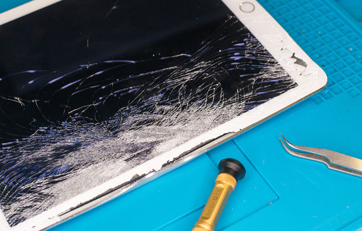 ipad-screen-replacement-stock-image