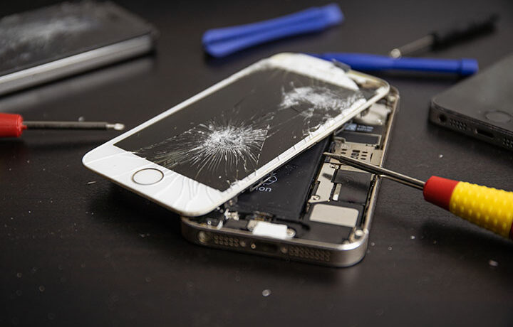Broken Iphone. Screen cracked mobilephone. Repairing  Iphone sma